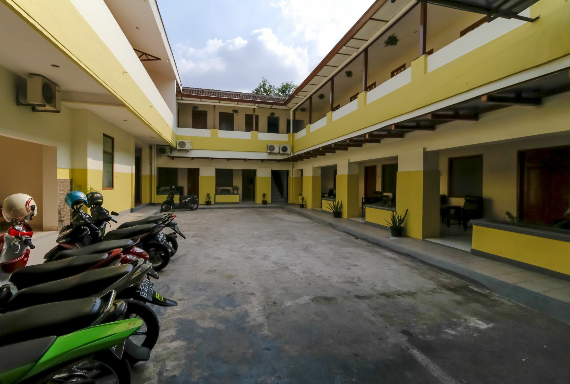 Reddoorz Plus @ Slamet Riyadi Solo Exteriér fotografie